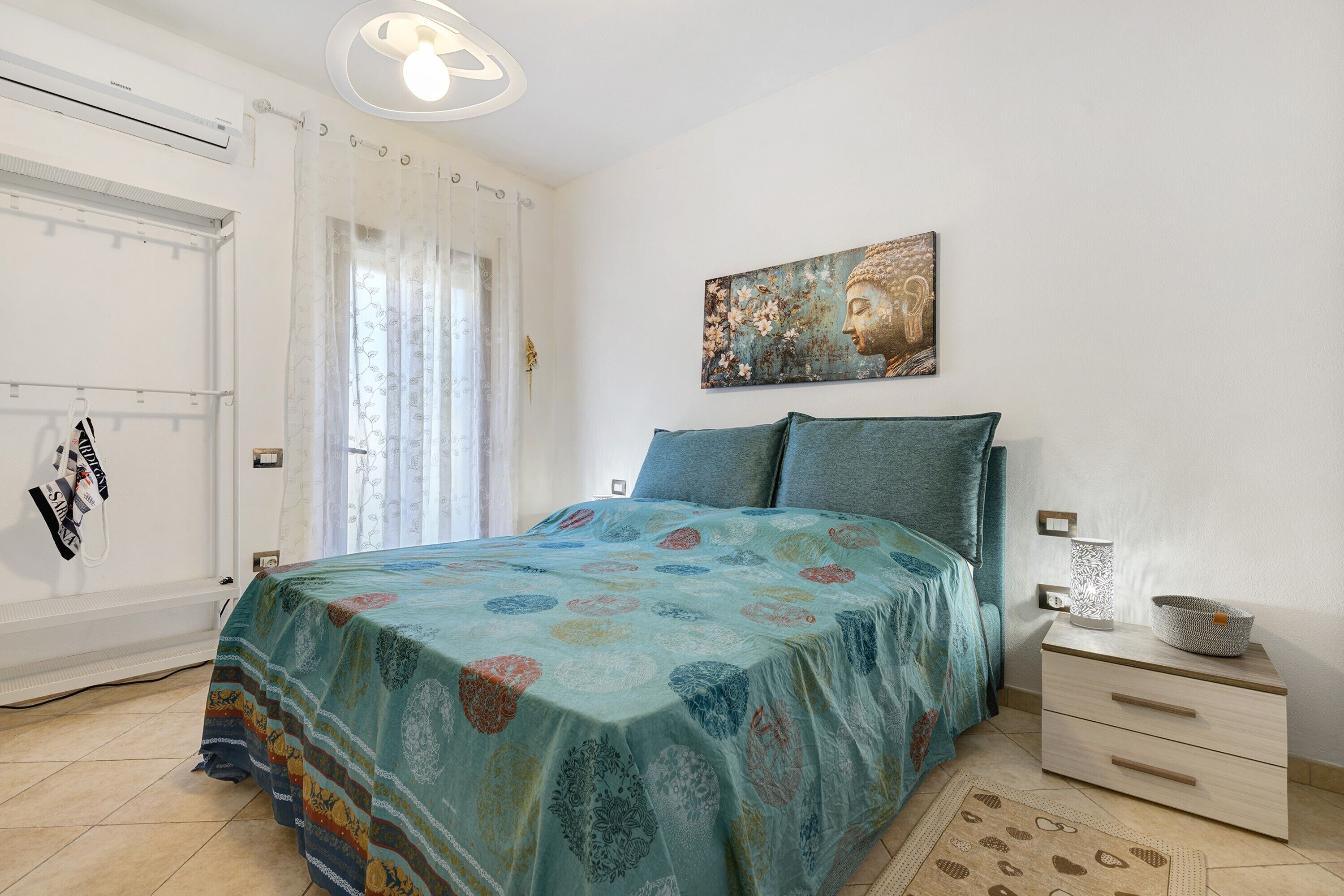 Tabla de planchar con plancha, wifi y ropa de cama 