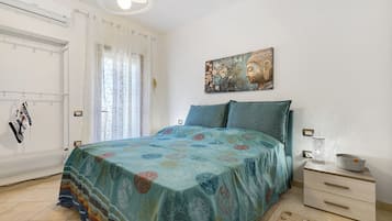 Tabla de planchar con plancha, wifi y ropa de cama