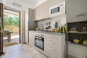 Kühlschrank, Mikrowelle, Ofen, Herdplatte