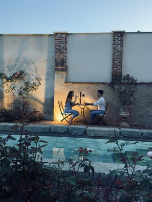 Piscina all'aperto, lettini