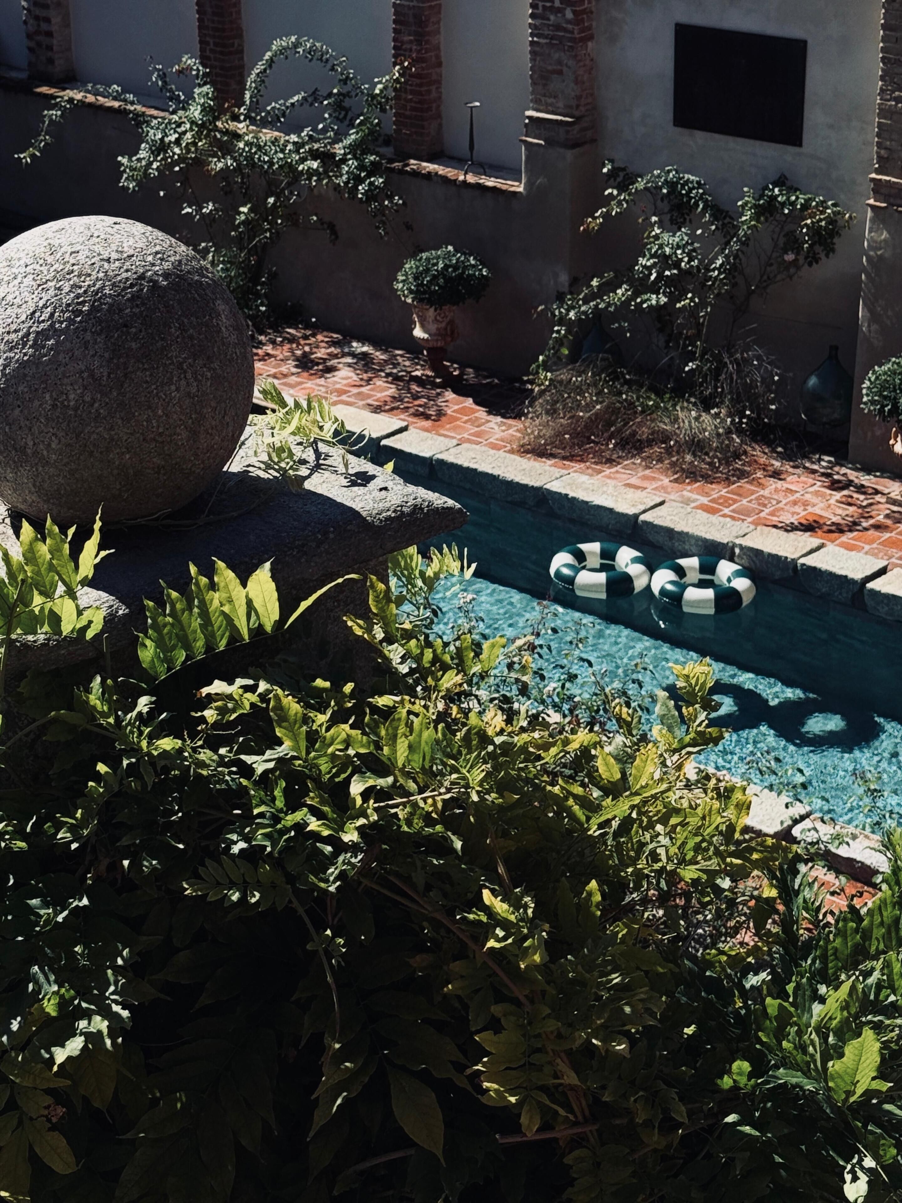 Outdoor pool, pool loungers