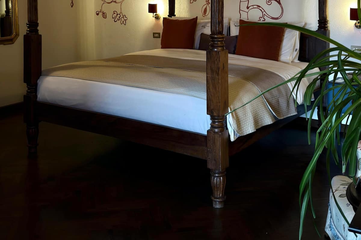 Phòng Suite Deluxe, quang cảnh hồ bơi | Bộ trải giường bằng vải cotton Ai Cập, bộ đồ giường cao cấp