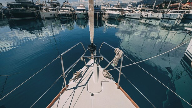 Un port de plaisance où sont amarrés de nombreux bateaux.