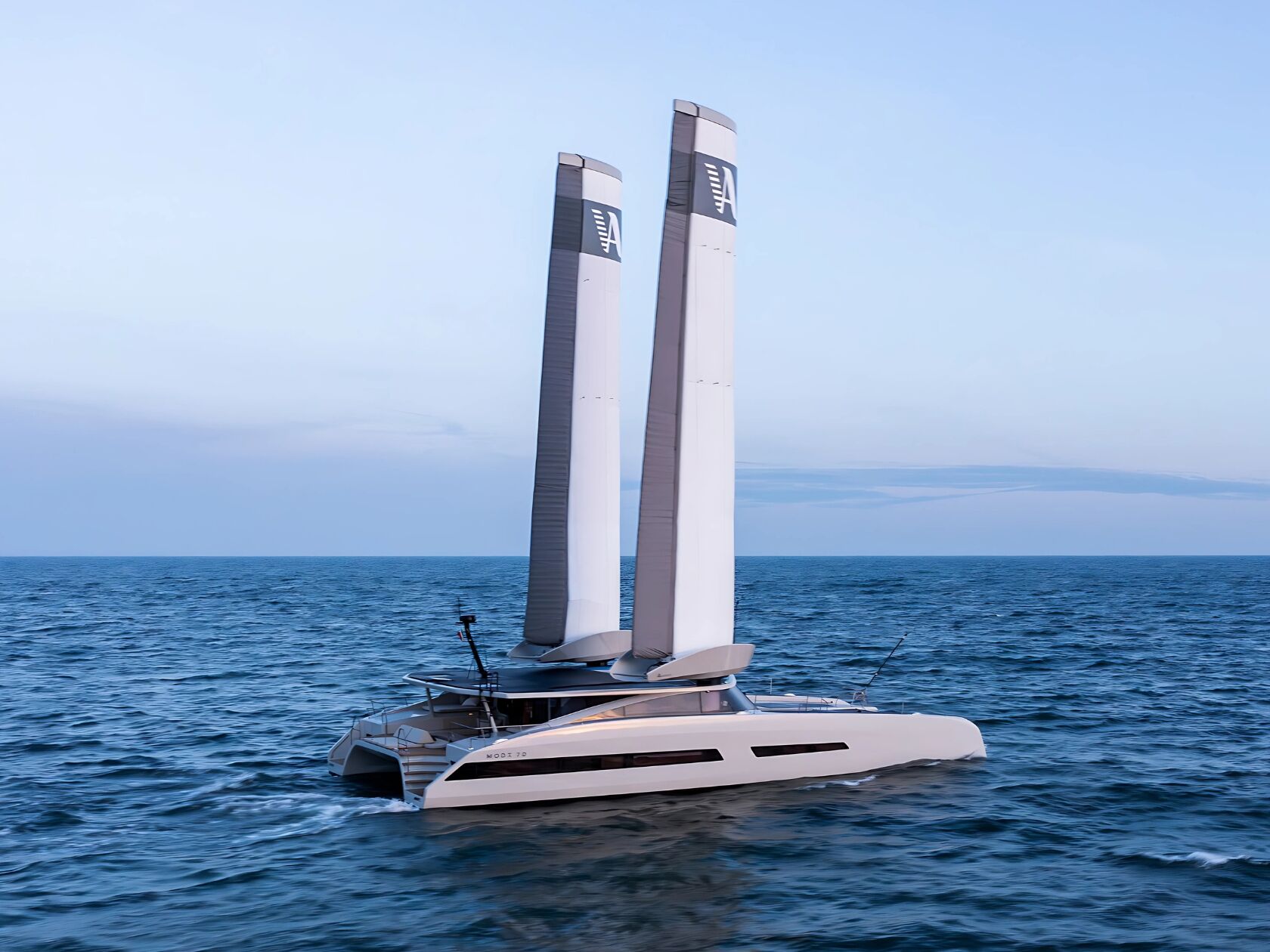 En modern yacht med två höga master, en elegant design och en hyttstruktur.