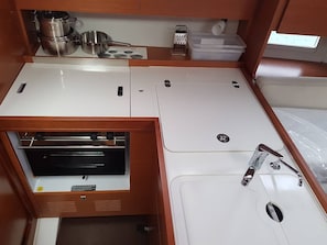 Private kitchen - Dubrovnik Delight: A Sun-Kissed Sailing Experience (Komolac)