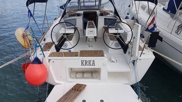 Un bateau doté d’une cabine, d’une plaque portant l’inscription « KRKA » et d’un pont en bois.