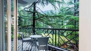 Deluxe Room With Balcony | Outdoor dining