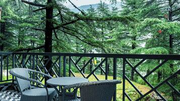 Deluxe Room With Balcony | Outdoor dining
