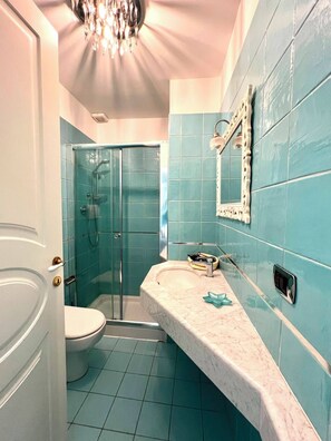 Luxury Quadruple Room, City View | Bathroom - Aurea Rooms - Vescovo Pitirro (Termoli)