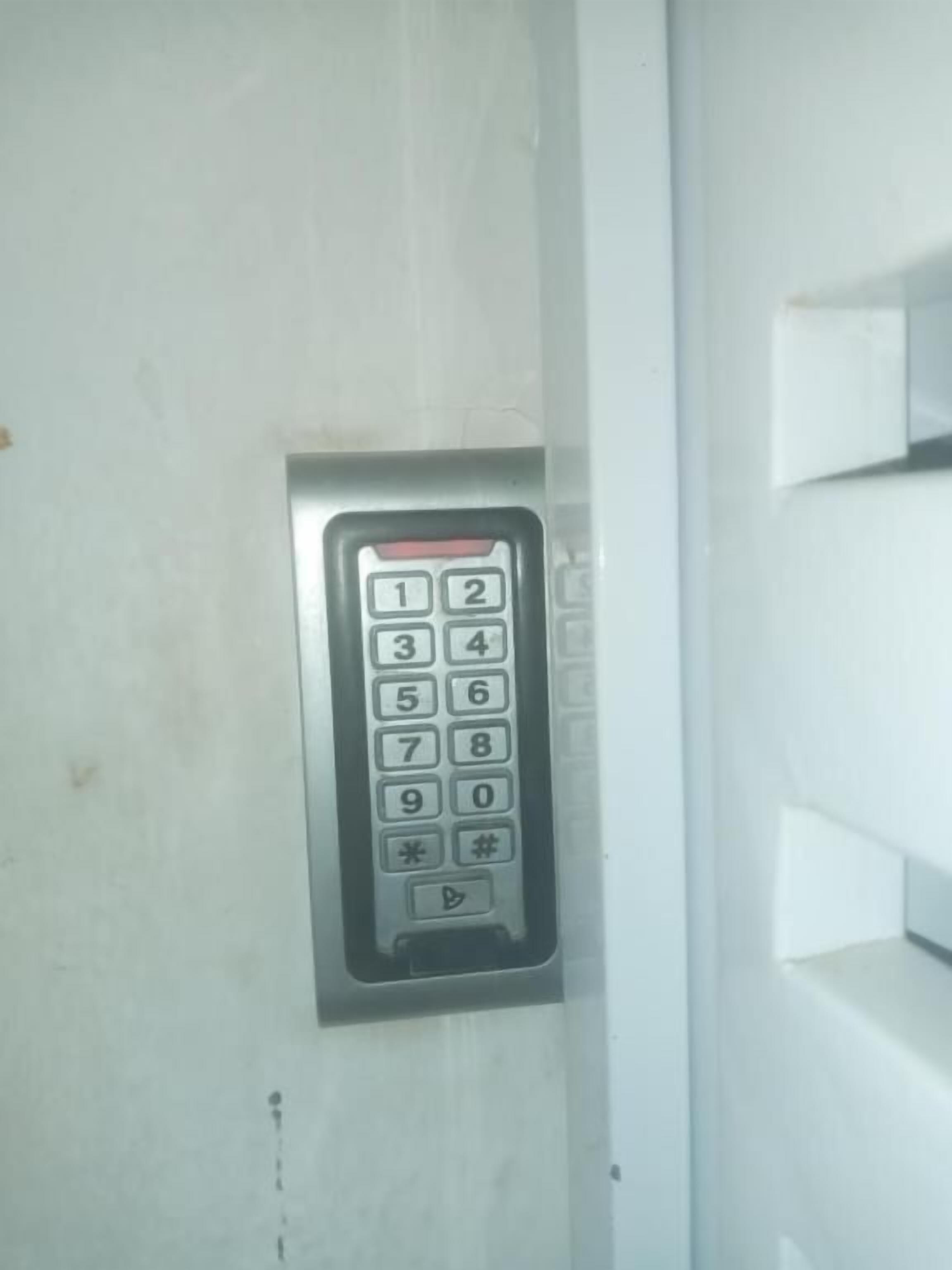 Une serrure de porte à clavier.