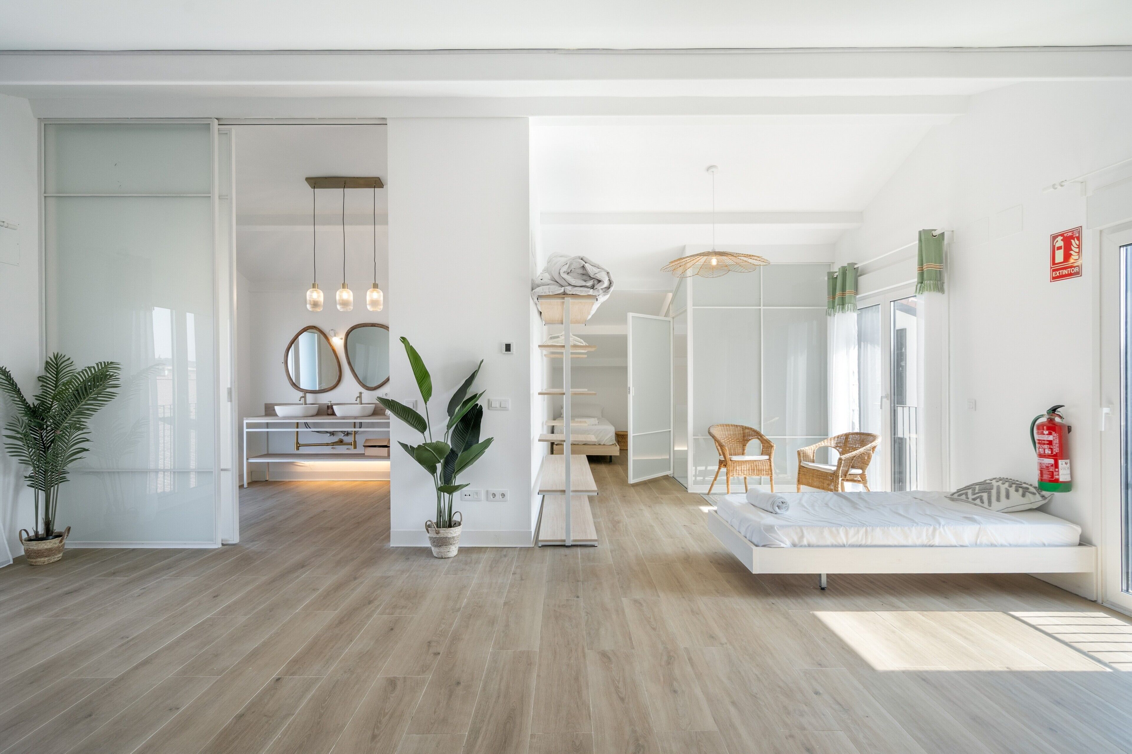 Tabla de planchar con plancha, wifi, ropa de cama