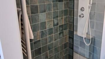 Een douche, een haardroger, handdoeken