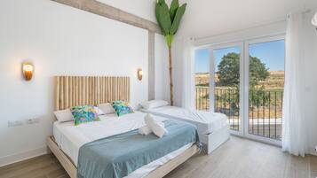 Un dormitorio con cama, ventana grande y vistas al exterior.
