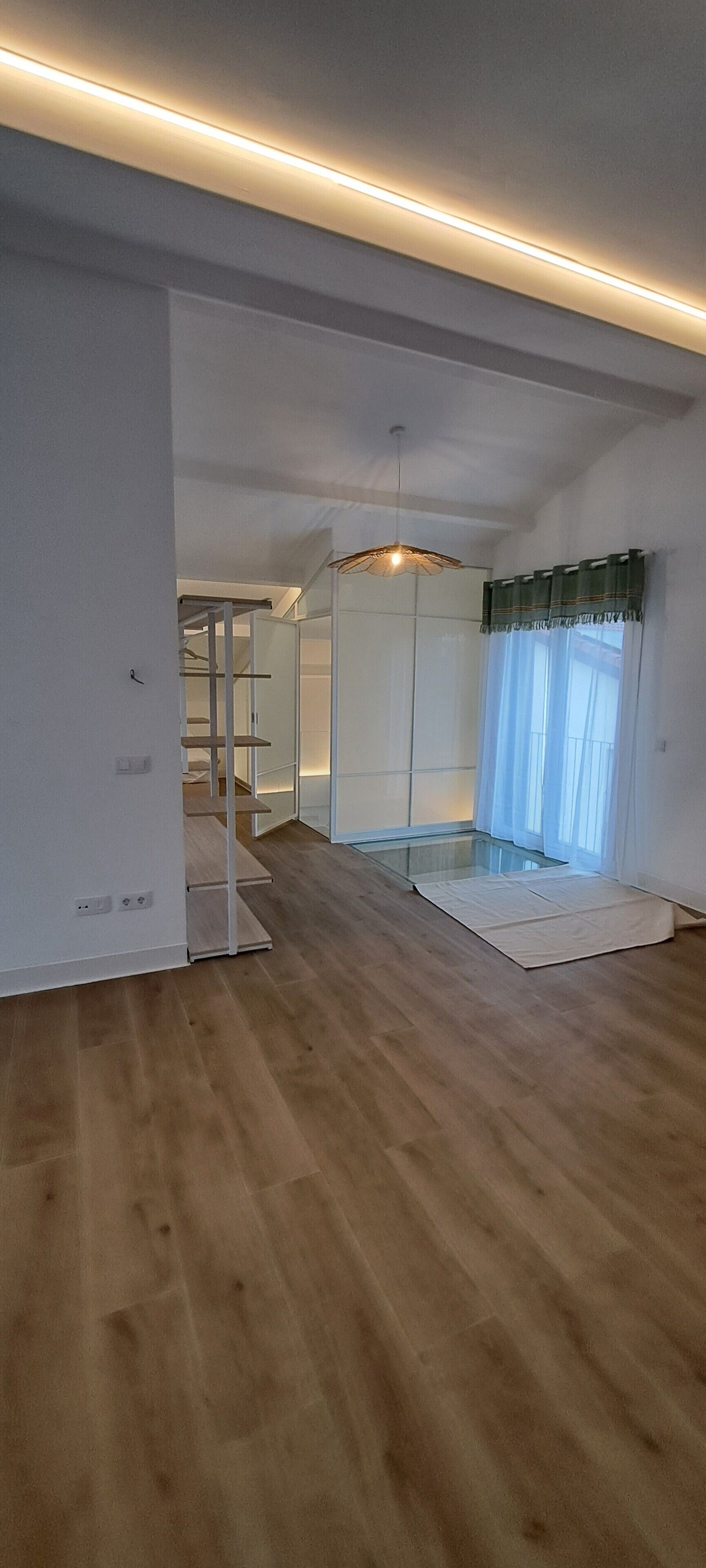 Tabla de planchar con plancha, wifi, ropa de cama