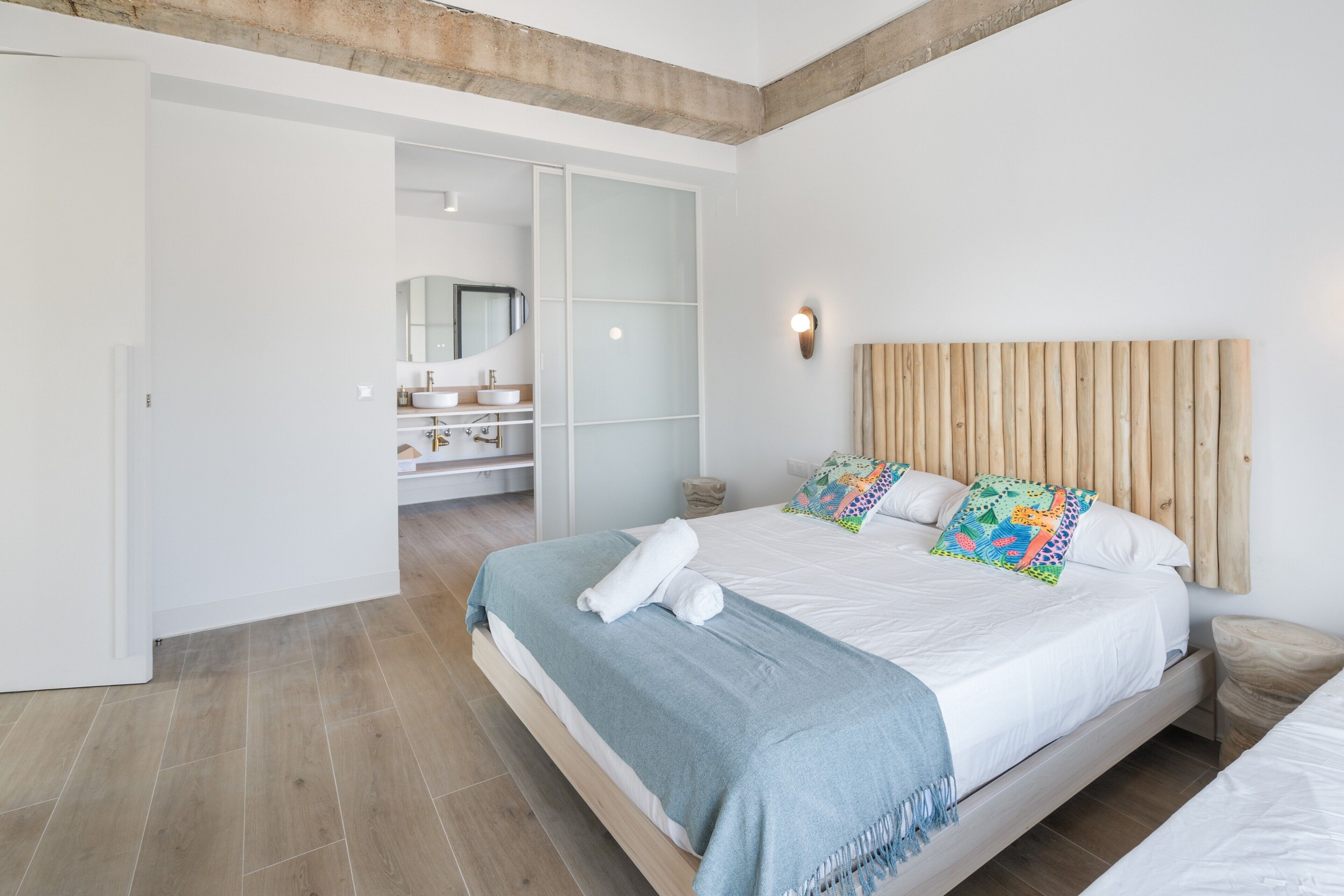 5 bedrooms, iron/ironing board, WiFi, bed sheets