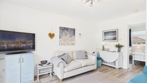 40-inch TV with digital channels, DVD player - Bayview 62 - 2 Bedroom Chalet - Bayview Oxwich (Swansea)