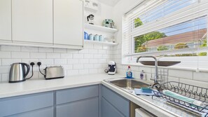Microwave, oven, kompor, dan peralatan masak/sendok-piring