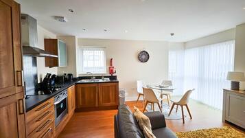 Apartamento (1 Bedroom) | Cozinha privada | Micro-ondas, fogão, cooktop, lava-louças