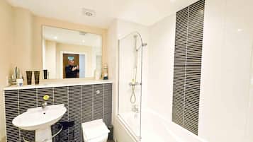 Combined shower/tub, towels