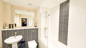 Kombinasi shower/bathtub dan handuk