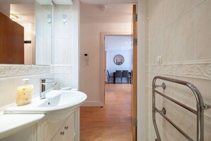 Dusche, Haartrockner, Shampoo