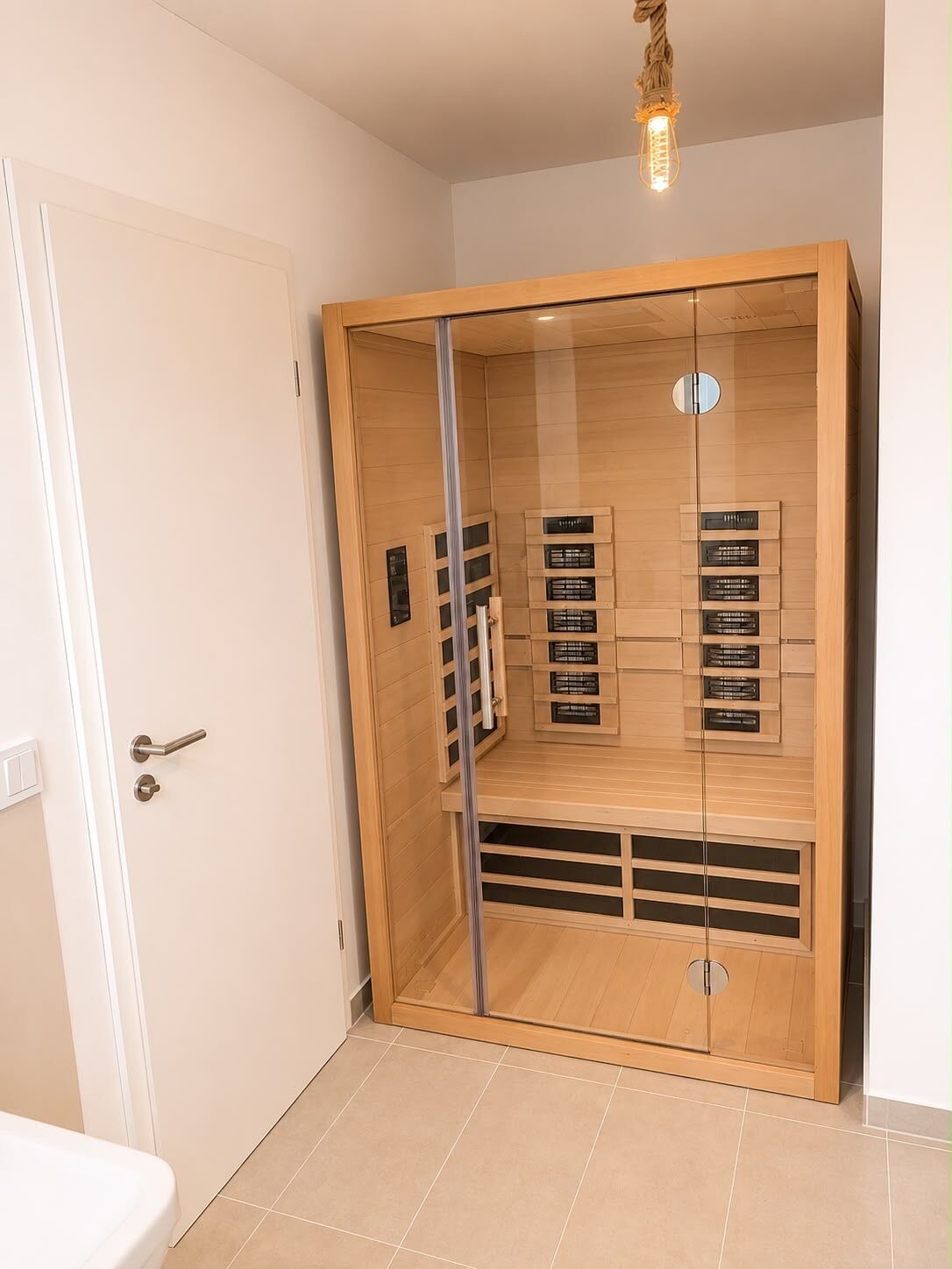 Un dressing accessible sans porte, doté de portes coulissantes, d’un miroir et d’éléments de rangement intégrés.
