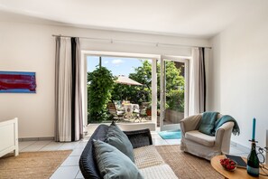 TV, books - Holiday apartment SeeZeit2 - a cozy retreat for relaxation near the lake (Nonnenhorn)
