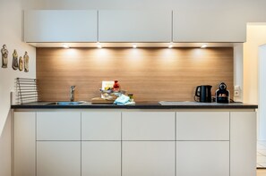 Coffee/tea maker, fridge, stovetop, dishwasher - Holiday apartment SeeZeit2 - a cozy retreat for relaxation near the lake (Nonnenhorn)