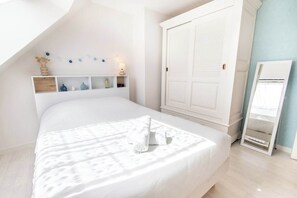 3 bedrooms, iron/ironing board, travel crib, WiFi (free)