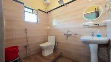 Deluxe Double Room, Balcony, Garden View | Bathroom | Shower, towels, soap, shampoo