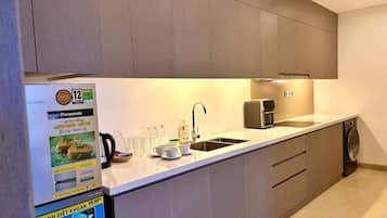Deluxe Apartment, Balcony, City View | Private kitchen