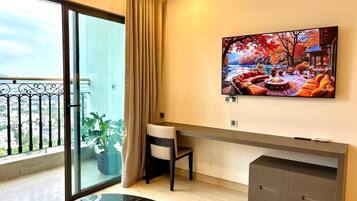 Deluxe Apartment, Balcony, City View | Interior