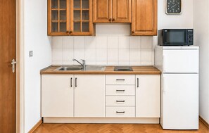 Coffee/tea maker, fridge, microwave, cookware/dishes/utensils - Nice apartment in Mimice with WiFi (Mimice)