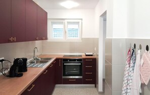 Coffee/tea maker, fridge, microwave, oven - Nice apartment in Makarska with WiFi (Makarska)