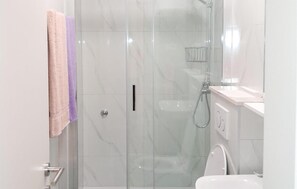 Shower, hair dryer - Nice apartment in Makarska with WiFi (Makarska)