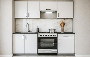 Wasserkocher mit Kaffee-/Teezubehör, Kühlschrank, Mikrowelle, Ofen