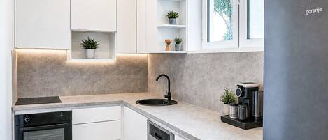 Coffee/tea maker, fridge, microwave, oven