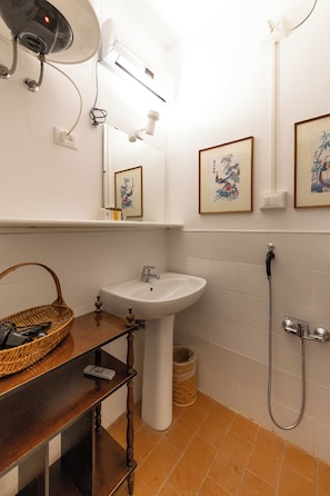 Deluxe Apartment, Non Smoking | Bathroom | Slippers - Palazzo Farini Suites (Ravenna)