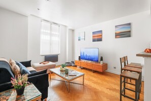 TV, offices - Cozy 1BR in the Heart of Le Marais for 4 Guests (Paris)