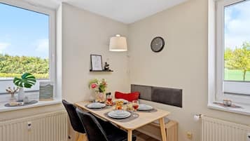 Classic Apartment, 2 Bedrooms | Dining