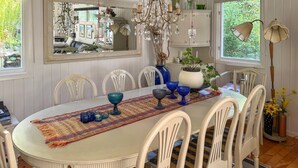 A dining room with a white table, blue glass bowls, and a patterned runner. - Cozy home in Motala with sauna (Motala)