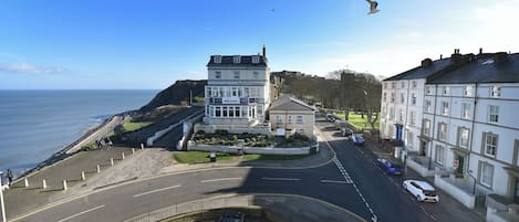 A coastal road with a building labeled 'Boyneside' and a parked car.
