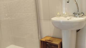 Serviettes fournies, papier toilette