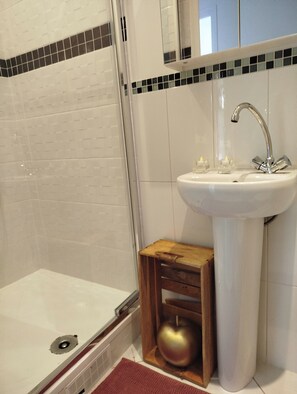 Bathroom - Vrbo Property (Dammarie-les-Lys)