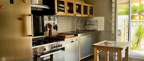 Coffee/tea maker, fridge, microwave, oven