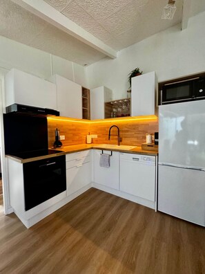 Kühlschrank, Mikrowelle, Ofen, Geschirrspüler