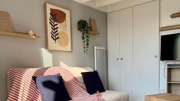 Iron/ironing board, WiFi, bed sheets