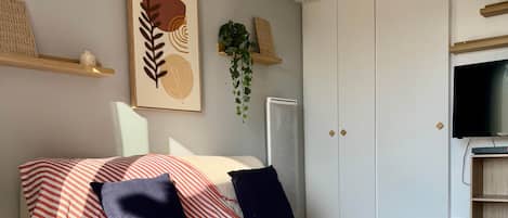 2 habitaciones, tabla de planchar con plancha, wifi y ropa de cama