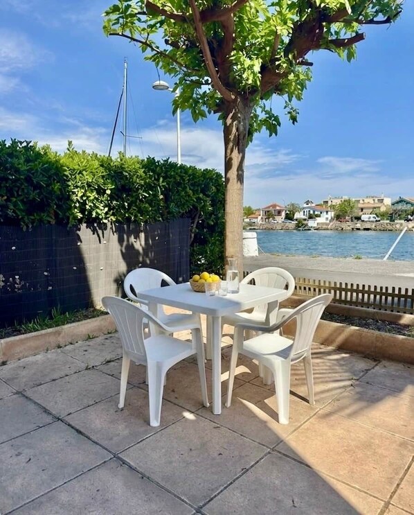Outdoor dining - THE TAMARISSIERE RETREAT (Agde)