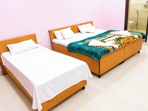 Quarto triplo luxo, ar-condicionado | Roupas de cama antialérgicas, escrivaninha, quartos à prova de som